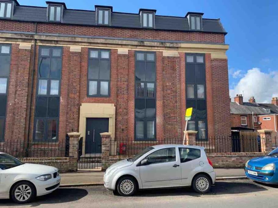 Newly Built 2 Bed Flat In The Heart Of Leek Apartment Exterior photo